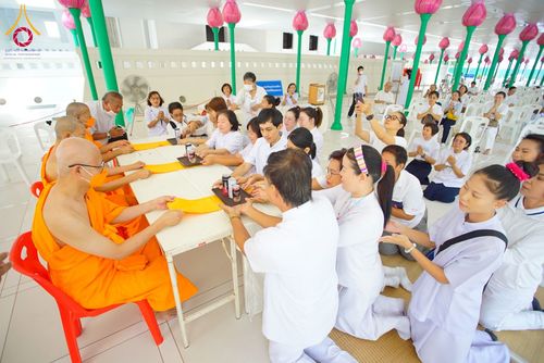 ภาพ No.62170:พิธีอุปสมบทในโครงการอุปสมบทหมู่ บูชาธรรมหลวงพ่อธัมมชโย พ.ศ.2567 ณ อุโบสถ วัดพระธรรมกาย จ.ปทุมธานี วันที่ 13-15 เมษายน พ.ศ. 2567