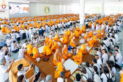 ภาพ No.143240:พิธีถวายภัตตาหารเพื่อเป็นกำลังแห่งการเข้าถึงธรรม ของพระภิกษุสามเณร วัดพระธรรมกาย วันเสาร์ที่ 6 กรกฏาคม พ.ศ. 2567 ณ หอฉันคุณยายอาจารย์ วัดพระธรรมกาย จ.ปทุมธานี