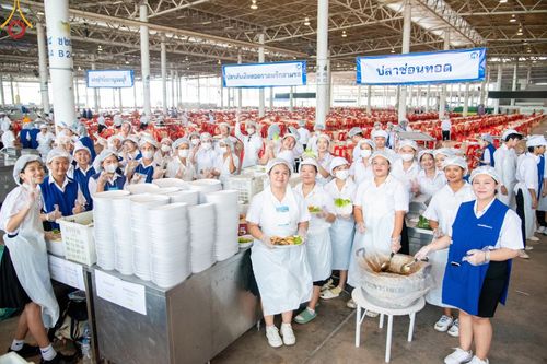 ภาพ No.58877:V.40 ภัตตาหารพระหมื่นวัด เราจัดให้ การปฏิบัติงานของเจ้าหน้าที่และอาสาสมัคร เพื่อรับบุญในการถวายภัตตาหาร แด่คณะสงฆ์ 10,000 กว่าวัดทั่วประเทศ ที่มาร่วมงานวันคุ้มครองโลก จันทร์ที่ 22 เมษายน พ.ศ. 2567 ณ วัดพระธรรมกาย