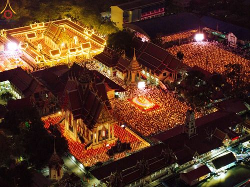 ภาพ No.197205:พิธีจุดประทีปถวายเป็นพุทธบูชา และบูชาธรรมมหาปูชนียาจารย์ ณ วัดโบสถ์(บน) ตำบลบางคูเวียง อำเภอบางกรวย จังหวัดนนทบุรี ในโครงการธรรมยาตรา กตัญญูบูชา มหาปูชนียาจารย์ พระมงคลเทพมุนี(สด จนฺทสโร) พระผู้ปราบมาร อนุสรณ์สถาน 7 แห่ง ปีที่ 13 วันที่ 18 มกราคม พ.ศ. 25