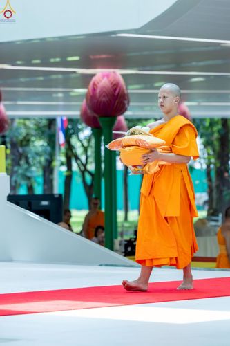 ภาพ No.227758:วันเสาร์ที่ 31 พฤษภาคม พ.ศ.2568 พิธีถวายผ้าไตรแด่สามเณรผู้เข้ารับการอุปสมบท , พิธีอุปสมบทสามเณรเตรียม DCI วัดพระธรรมกาย จ.ปทุมธานี