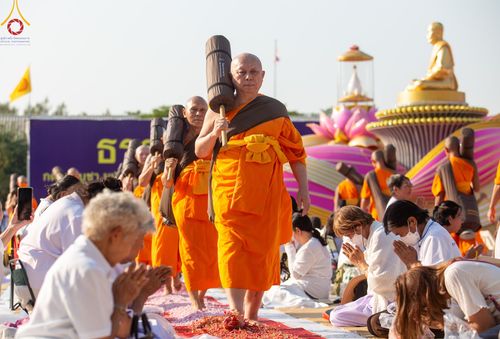 ภาพ No.110448:พิธีต้อนรับพระธรรมยาตรา ในโครงการธรรมยาตรากตัญญูบูชา มหาปูชนียาจารย์ พระมงคลเทพมุนี(สด จนฺทสโร) พระผู้ปราบมาร อนุสรณ์สถาน 7 แห่ง ปีที่ 12 วันที่ 11 มกราคม พ.ศ. 2567 ณ อนุสรณ์สถานลำดับที่ 3 สถานที่เกิดใหม่ในเพศสมณะ วัดสองพี่น้อง จ.สุพรรณบุรี