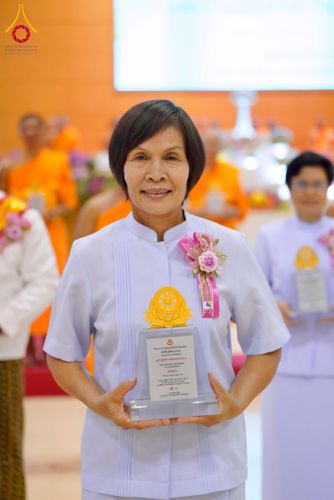 ภาพ No.232210:วันอาทิตย์ที่ 6 กรกฏาคม พ.ศ. 2568 พิธีมอบโล่เกียรติคุณ สวดธัมมจักกัปปวัตตนสูตร และรางวัลโครงการผู้นำแสงสว่างออนไลน์ ณ ห้องแก้วสารพัดนึก1 สภาธรรมกายสากล วัดพระธรรมกาย