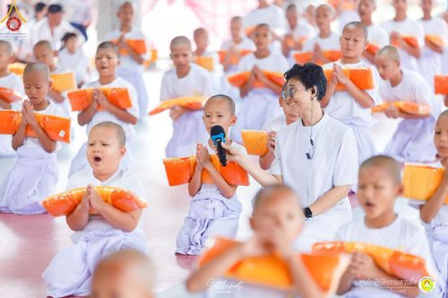 ภาพ No.216011:วันพฤหัสบดีที่ 3 เมษายน พ.ศ. 2568 พิธีบรรพชาสามเณร ภาคฤดูร้อน รุ่นที่ 15  บูชาธรรมหลวงพ่อธัมมชโย 81 ปี 81 รูป ณ ศูนย์ปฏิบัติธรรมสวนผึ้ง จ.ราชบุรี