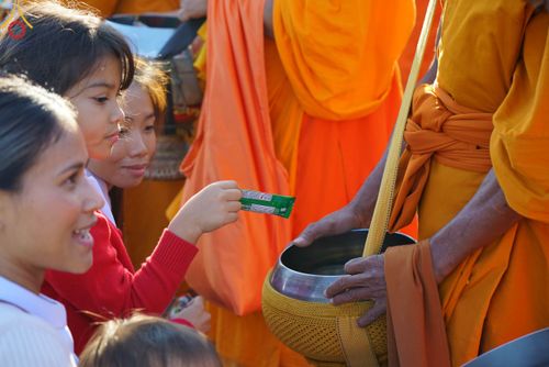 ภาพ No.103899:พิธีตักบาตรพระ 1,000 รูป ครั้งที่ 7 ถวายเป็นพุทธบูชา เพื่อช่วยเหลือคณะสงฆ์ 323 วัด 4 จังหวัดชายแดนภาคใต้ และถวายแด่คณะสงฆ์จังหวัดพิษณุโลก ณ ลานธรรมธุดงคสถานพิษณุโลก อ.วังทอง จ.พิษณุโลก วันที่ 24 ธันวาคม พ.ศ. 2566