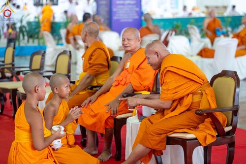 ภาพ No.60375:การต้อนรับพระสังฆาธิการ 10,000 กว่าวัดทั่วประเทศ พิธีมอบปัจจัยช่วยเหลือครู 4 จังหวัดชายแดนภาคใต้ พิธีปฏิบัติธรรม ในวันคุ้มครองโลก วันจันทร์ที่ 22 เมษายน พ.ศ.2567 ณ วัดพระธรรมกาย จ.ปทุมธานี