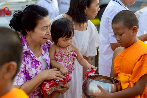 ภาพ No.217994:วันศุกร์ที่ 11 เมษายน พ.ศ. 2568 พระและสามเณร 99 รูป จากศูนย์ปฏิบัติธรรมระยอง(บ้านช่องลม) บิณฑบาต ณ ทุ่งปอเทือง ต.บางบุตร อ.บ้านค่าย จ.ระยอง เพื่อเป็นการฝึกสามเณรภาคฤดูร้อน ผ่านกิจวัตรบิณฑบาตในพื้นที่ชุมชน