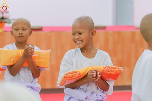 ภาพ No.216245:วันเสาร์ที่ 5 เมษายน พ.ศ. 2568 พิธีตัดปอยผม พิธีขอขมาผู้ปกครอง พิธีขอขมามอบผ้าไตร พิธีบรรพชา พิธีถวายบาตรสามเณร ณ ศูนย์ปฏิบัติธรรมและศูนย์อบรมเยาวชนเพชรบุรี ต.ท่าแลง อ.ท่ายาง จ.เพชรบุรี