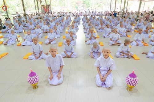 ภาพ No.135108: พิธีบรรพชาสามเณร  พิธีตักบาตรฉลองสามเณรใหม่ วันที่ 1 เมษายน พ.ศ.2567 ในโครงการบรรพชาสามเณรฟื้นฟูพระพุทธศาสนาทั่วไทย ณ ศูนย์ปฏิบัติธรรมแก้วเมืองเลย