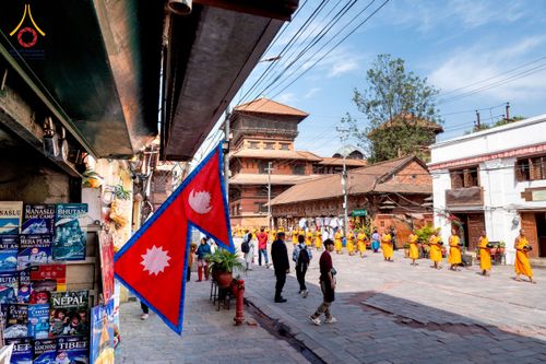 ภาพ No.213167:วันที่ 17 - 18 มีนาคม พ.ศ. 2568 คณะสงฆ์และสามเณรเดินบิณฑบาต รอบเมืองในพื้นที่ วัดสยมภูวนาถและราชวังปาตัน ณ เมืองกาฐมาณฑุ ประเทศเนปาล