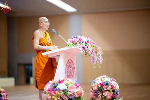 ภาพ No.208842:พระบาทสมเด็จพระเจ้าอยู่หัวทรงพระกรุณาโปรดเกล้าฯ พระราชทานภัตตาหารพระราชทาน แด่พระภิกษุ สามเณร ในการสอบบาลีสนามหลวง ณ วัดพระธรรมกาย วันที่ 22 กุมภาพันธ์ พ.ศ. 2568 ณ วัดพระธรรมกาย อำเภอคลองหลวง จังหวัดปทุมธานี