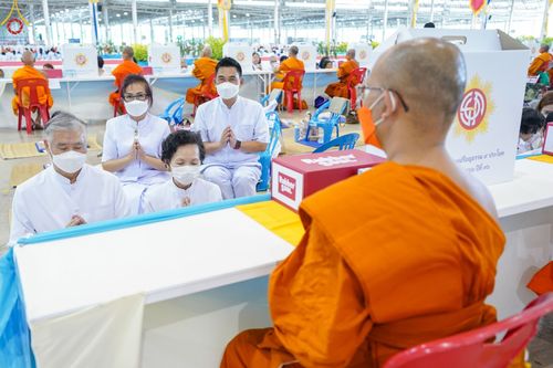 ภาพ No.85421:พิธีถวายมหาสังฆทานคณะสงฆ์ 2000 กว่าวัดทั่วประเทศปีที่ 23, พิธีถวายไทยธรรมคณะสงฆ์ 323 วัด 4 จังหวัดชายแดนภาคใต้, พิธีมอบปัจจัยช่วยเหลือครู 4 จังหวัดชายแดนภาคใต้ ณ สภาธรรมกายสากล วัดพระธรรมกาย ในวันสมาธิโลก อาทิตย์ที่ 6 สิงหาคม พ.ศ. 2566