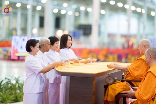 ภาพ No.237498:วันอาทิตย์ที่ 10 สิงหาคม พ.ศ.2568 พิธีมอบใบประกาศเกียรติคุณ โครงการสอบบาลี "ฉลองแชมป์" บูชาธรรม 80 ปี หลวงพ่อธัมมชโย ประจำปี 2568 และ พิธีมอบดวงแก้วสามเณรทรงบาลีไวยากรณ์ ณ สภาธรรมกายสากล วัดพระธรรมกาย ปทุมธานี