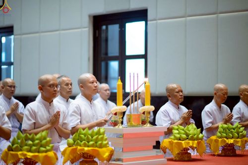 ภาพ No.228917:วันเสาร์ที่ 14 มิถุนายน พ.ศ. 2568 พิธีเวียนประทักษิณ , พิธีขอขมารับผ้าไตร ในโครงการบรรพชาอุปสมบทหมู่ ผู้บริหารรุ่นที่ 15 และ อุดมศึกษา รุ่นที่ 52 ณ โบสถ์พระไตรปิฎก วัดพระธรรมกาย