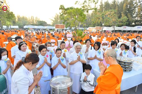 ภาพ No.106746:พิธีถวายภัตตาหารเป็นสังฆทาน แด่คณะพระธรรมยาตราฯ ในโครงการธรรมยาตรากตัญญูบูชา มหาปูชนียาจารย์ พระมงคลเทพมุนี(สด จนฺทสโร) พระผู้ปราบมาร อนุสรณ์สถาน 7 แห่ง ปีที่ 12 วันที่ 6 มกราคม พ.ศ. 2567 ณ อนุสรณ์สถานโลตัสแลนด์ จ.สุพรรณบุรี