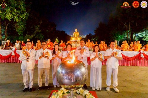 ภาพ No.224536:วันจันทร์ที่ 12 พฤษภาคม พ.ศ. 2568  ชาวพุทธในอินโดนีเซีย ร่วมฉลองวิสาขบูชาจุดประทีปกว่า 200,000 ดวง ณ พระมหาเจดีย์บรมพุทโธ  เจริญพุทธมนต์ถวาย “พระวชิรเกล้าเจ้าอยู่หัว”