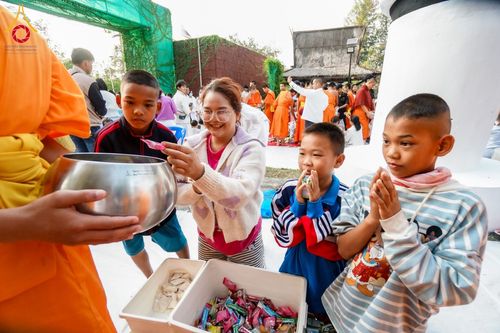 ภาพ No.206820:พิธีตักบาตรพระ 1,000 รูป ปืที่ 7 วันอาทิตย์ที่ 9 กุมภาพันธ์ พ.ศ. 2568 ณ วัดห้วยตองสัก อำเภอจอมทอง จังหวัดเชียงใหม่