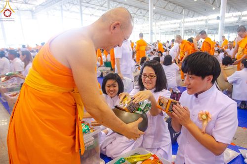 ภาพ No.139123:พิธีตักบาตร , พิธีบูชาข้าวพระ ณ ห้องแก้วสารพัด 1 สภาธรรมกายสากล วัดพระธรรมกาย วันอาทิตย์ต้นเดือนที่ 2 มิถุนายน พ.ศ. 2567