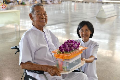 ภาพ No.143452:พิธีตักบาตร ข้าวสารอาหารแห้ง ณ บ้านแก้วเรือนทองคุณยายฯ และ พิธีบูชาข้าวพระ  ณ สภาธรรมกายสากล วัดพระธรรมกาย วันอาทิตย์ที่ 7 กรกฎาคม พ.ศ. 2567