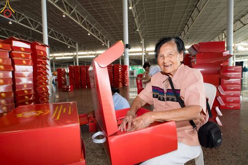 ภาพ No.212315:วันพุธที่ 19 มีนาคม พ.ศ. 2568 การบรรจุไทยธรรมลงกล่องสำเร็จ 43,500 กล่อง เพื่อถวายแด่พระสังฆาธิการ 40,000 กว่าวัดทั่วไทย ในวันคุ้มครองโลก 22 เมษายน พ.ศ. 2568 ณ บ้านแก้วเรือนทองคุณยายฯ วัดพระธรรมกาย