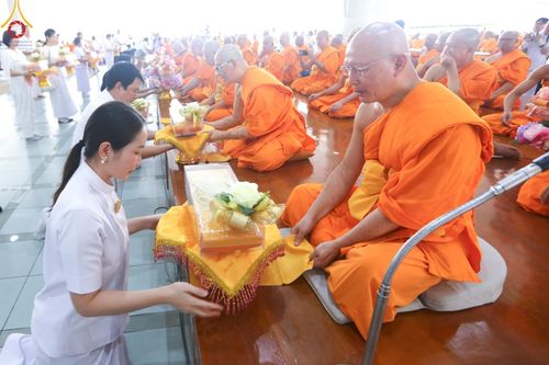 ภาพ No.162190:พิธีถวายภัตตาหารเมนูสวรรค์ เนื่องในวันออกพรรษา (ขึ้น 15 ค่ำ เดือน 11) วันพฤหัสบดีที่ 17 ตุลาคม พ.ศ. 2567 ณ หอฉันคุณยายอาจารย์ฯ วัดพระธรรมกาย