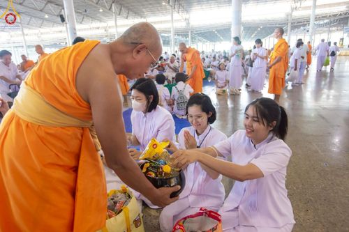 ภาพ No.222033:วันที่ 4 พฤษภาคม พ.ศ. 2568 พิธีตักบาตร เนื่องในวันอาทิตย์ต้นเดือน ณ บ้านแก้วเรือนทองคุณยายฯ วัดพระธรรมกาย