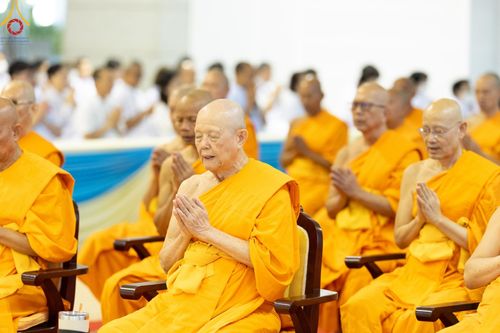 ภาพ No.177634:พิธีตักบาตรและพิธีบูชาข้าวพระ ในวันอาทิตย์ต้นเดือนที่ 1 ธันวาคม พ.ศ. 2567 ณ สภาธรรมกายสากล วัดพระธรรมกาย