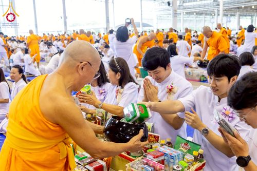 ภาพ No.223399:วันวิสาขบูชา วันอาทิตย์ที่ 11 พฤษภาคม พ.ศ. 2568 พิธีตักบาตร และปฎิบัติธรรม ณ สภาธรรมกายสากล วัดพระธรรมกาย