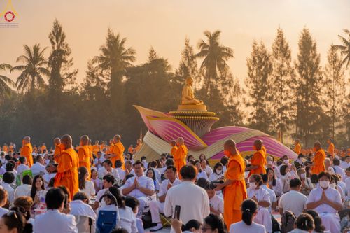 ภาพ No.110302:พิธีตักบาตรพระธรรมยาตราฯ ในโครงการธรรมยาตรากตัญญูบูชา มหาปูชนียาจารย์ พระมงคลเทพมุนี(สด จนฺทสโร) พระผู้ปราบมาร ปีที่ 12 ณ อนุสรณ์สถานลำดับที่ 2 สถานที่ตั้งมโนปณิธานบวชตลอดชีวิต อนุสรณ์สถานบางนางแท่น จ.นครปฐม วันที่ 11 มกราคม พ.ศ. 2567