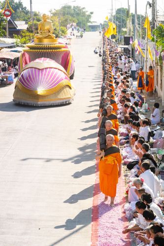 ภาพ No.193316:พิธีต้อนรับพระธรรมยาตรา ณ อนุสรณ์สถาน สถานที่เกิดในเพศสมณะ วัดสองพี่น้อง อำเภอสองพี่น้อง จังหวัดสุพรรณบุรี ในโครงการธรรมยาตรา กตัญญูบูชา มหาปูชนียาจารย์ พระมงคลเทพมุนี(สด จนฺทสโร) พระผู้ปราบมาร อนุสรณ์สถาน 7 แห่ง ปีที่ 13 วันที่ 11 มกราคม พ.ศ. 2568