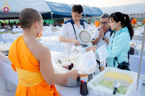ภาพ No.191083:พิธีถวายภัตตาหารเป็นสังฆทาน แด่พระธรรมยาตรา ณ อนุสรณ์สถานคลองบางนางแท่น อ.สามพราน จ.นครปฐม ในโครงการธรรมยาตรา กตัญญูบูชา มหาปูชนียาจารย์ พระมงคลเทพมุนี(สด จนฺทสโร) พระผู้ปราบมาร อนุสรณ์สถาน 7 แห่ง ปีที่ 13 วันที่ 8 มกราคม พ.ศ. 2568