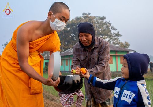 ภาพ No.76442:คณะสงฆ์และสามเณรบิณฑบาต ประเทศบังกลาเทศ วันที่ 11 กุมภาพันธ์ พ.ศ. 2566