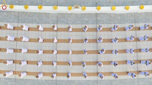 ภาพ No.101480:พิธีเวียนประทักษิณ, พิธีวันทาเจดีย์, พิธีขอขมาและมอบผ้าไตร ในโครงการอุปสมบทหมู่ รุ่นบูชาธรรมมหาปูชนียาจารย์ ณ วัดพระธรรมกาย ในวันที่ 9 ธันวาคม พ.ศ. 2566