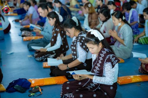 ภาพ No.143734:พิธีถวายผ้าไตร, สวดธรรมจักร, ปฏิบัติธรรม และฟังแสดงพระธรรมเทศนา ภาษาเมียนมา โดยมีสาธุชนชาวเมียนมากว่า 4,000 คน เข้าร่วมพิธี ณ มหารัตนวิหารคด วัดพระธรรมกาย วันอาทิตย์ที่ 7 กรกฎาคม พ.ศ. 2567
