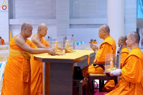 ภาพ No.159535:สัมมนาพิเศษและพิธีมอบองค์พระธรรมกาย 2,000 องค์ ณ ห้องแก้วสารพัดนึก 1 วัดพระธรรมกาย วันอาทิตย์ต้นเดือนที่ 6 ตุลาคม พ.ศ. 2567