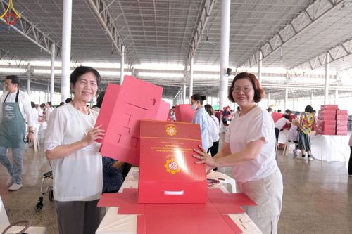 ภาพ No.210932:วันที่ 15 มีนาคม พ.ศ. 2568  บุญบรรจุกล่องไทยธรรม เพื่อถวายแด่พระสังฆาธิการ 40,000 กว่าวัดทั่วไทย ในวันคุ้มครองโลก 22 เมษายน พ.ศ. 2568