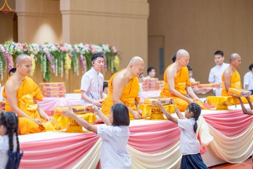 ภาพ No.245975:วันเสาร์ที่ 13 กันยายน พ.ศ. 2568 พิธีมอบผ้าไตรประธานกฐินสัมฤทธิ์เด็กดี V-Star ณ สภาธรรมกายสากล วัดพระธรรมกาย