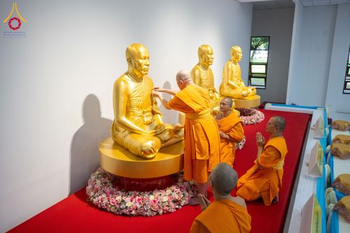 ภาพ No.160859:พิธีเจริญพระพุทธมนต์ และปิดแผ่นทองรูปเหมือน พระเดชพระคุณพระมงคลเทพมุนี (สด จนฺทสโร) พระผู้ปราบมาร จำนวน 3 องค์ วันเสาร์ที่ 5 ตุลาคม พ.ศ. 2567 ณ อาคารปลูกศรัทธา 2 (ชานชลาเดิม) วัดพระธรรมกาย อ.คลองหลวง จ.ปทุมธานี