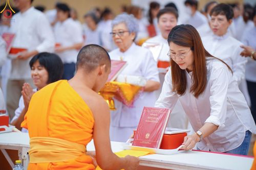 ภาพ No.138859:พิธีถวายกองทุนสนับสนุน การสร้างพระไตรปิฎกฉบับธรรมชัย และอนุรักษ์คัมภีร์ใบลาน น้อมบูชาธรรมหลวงพ่อธัมมชโย 80 ปี ณ ห้องแก้วสารพัดนึก 2 วัดพระธรรมกาย วันเสาร์ที่ 1 มิถุนายน พศ. 2567