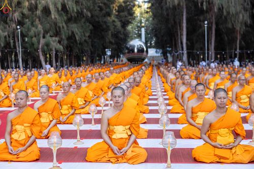 ภาพ No.290012:วันที่ 6 มกราคม พ.ศ. 2569 พิธีจุดประทีปถวายเป็นพุทธบูชา และบูชาธรรมมหาปูชนียาจารย์ (ภาพชุดที่ 2) ณ อนุสรณ์สถานมหาวิหารพระมงคลเทพมุนี (โลตัสแลนด์) อ.สองพี่น้อง จ.สุพรรณบุรี ในโครงการธรรมยาตรา กตัญญูบูชา มหาปูชนียาจารย์ พระมงคลเทพมุนี(สด จนฺทสโร) พระผู้ปรา