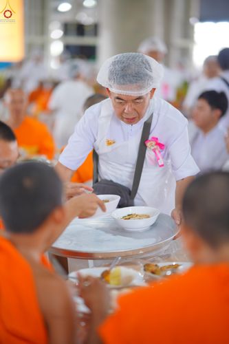 ภาพ No.325885:วันที่ 22 เมษายน พ.ศ.2569(วันคุ้มครองโลก) งานถวายมหาสังฆทาน 40,000 กว่าวัดทั่วประเทศ เจ้าหน้าที่ สาธุชน ร่วมใจจัดเตรียมภัตตาหารเพล (ชุด 2)