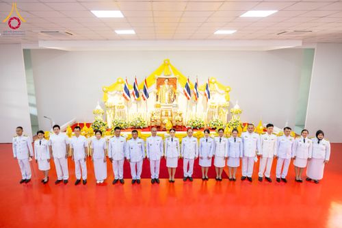 ภาพ No.179636:พิธีเจริญพระพุทธมนต์ พิธีทำบุญตักบาตรถวายพระราชกุศล และพิธีวางพานพุ่มดอกไม้ถวายราชสักการะ  แด่พระบาทสมเด็จพระบรมชนกาธิเบศร มหาภูมิพลอดุลยเดชมหาราช บรมนาถบพิตร เนื่องในวันคล้ายวันพระบรมราชสมภพ วันชาติ และวันพ่อแห่งชาติ วันพฤหัสบดีที่ 5 ธันวาคม พ.ศ. 2567 ณ