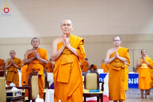 ภาพ No.208823:พระบาทสมเด็จพระเจ้าอยู่หัวทรงพระกรุณาโปรดเกล้าฯ พระราชทานภัตตาหารพระราชทาน แด่พระภิกษุ สามเณร ในการสอบบาลีสนามหลวง ณ วัดพระธรรมกาย วันที่ 22 กุมภาพันธ์ พ.ศ. 2568 ณ วัดพระธรรมกาย อำเภอคลองหลวง จังหวัดปทุมธานี