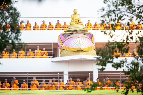 ภาพ No.201340:พระธรรมยาตราปฏิบัติธรรม และถ่ายภาพหมู่ประวัติศาสตร์ ณ อาคารธรรมยาตรา กตัญญูบูชามหาปูชนียาจารย์  ตรงข้ามวัดปากน้ำภาษีเจริญ จ.กรุงเทพมหานคร ในโครงการธรรมยาตรา กตัญญูบูชา มหาปูชนียาจารย์ พระมงคลเทพมุนี(สด จนฺทสโร) พระผู้ปราบมาร อนุสรณ์สถาน 7 แห่ง ปีที่ 13