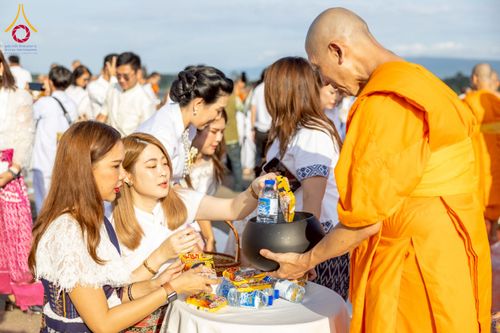 ภาพ No.250579:วันพุธที่ 8 ตุลาคม พ.ศ. 2568 พิธีตักบาตรเทโวโรหณะ ณ ลานธรรมปทุมรัตน์ธรรมเจดีย์ พุทธอุทยานนานาชาติ อ.โพนพิสัย จ.หนองคาย