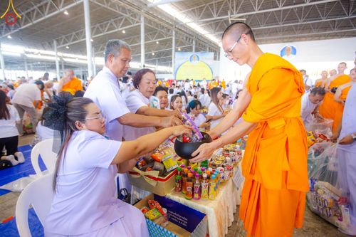 ภาพ No.139104:พิธีตักบาตร , พิธีบูชาข้าวพระ ณ ห้องแก้วสารพัด 1 สภาธรรมกายสากล วัดพระธรรมกาย วันอาทิตย์ต้นเดือนที่ 2 มิถุนายน พ.ศ. 2567