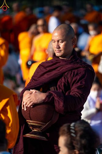 ภาพ No.103880:พิธีตักบาตรพระ 1,000 รูป ครั้งที่ 7 ถวายเป็นพุทธบูชา เพื่อช่วยเหลือคณะสงฆ์ 323 วัด 4 จังหวัดชายแดนภาคใต้ และถวายแด่คณะสงฆ์จังหวัดพิษณุโลก ณ ลานธรรมธุดงคสถานพิษณุโลก อ.วังทอง จ.พิษณุโลก วันที่ 24 ธันวาคม พ.ศ. 2566