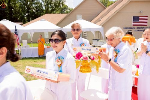 ภาพ No.234639:วันอาทิตย์ที่ 20 กรกฎาคม  พ.ศ.2568 พิธีทอดผ้าป่าภาคพื้นอเมริกา พิธีเจริญพระพุทธมนต์ ฉลองอาคารแก้วธรรมชัยรัตนอนันต์ วัดพระธรรมกายเทนเนสซี ประเทศสหรัฐอเมริกา