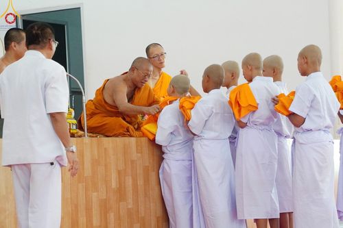 ภาพ No.134882:พิธีตัดปอยผม พิธีขอขมารับผ้าไตร พิธีบรรพชา และพิธีถวายบาตร ในโครงการบรรพชาสามเณร ฟื้นฟูพระพุทธศาสนาทั่วไทย  ณ ศูนย์ปฏิบัติธรรมและศูนย์อบรมเยาวชนเพชรบุรี ต.ท่าแลง อ.ท่ายาง จ.เพชรบุรี