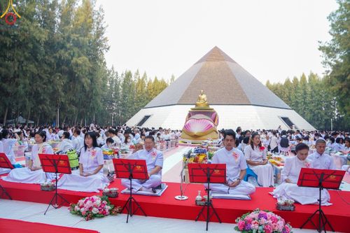 ภาพ No.107415:พิธีตักบาตรพระธรรมยาตราฯ ในโครงการธรรมยาตรากตัญญูบูชา มหาปูชนียาจารย์ พระมงคลเทพมุนี(สด จนฺทสโร) พระผู้ปราบมาร ปีที่ 12 ณ อนุสรณ์สถานมหาวิหารพระมงคลเทพมุนี อ.สองพี่น้อง จ.สุพรรณบุรี วันที่ 7 มกราคม พ.ศ. 2567
